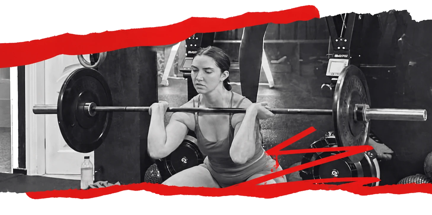 Atleta Fuerza Fit & Plus ejecutando Front Squat con barra olímpica